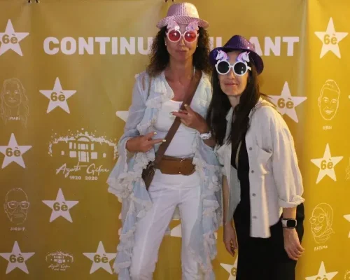 Dos amigas posando para tomarse una foto con un fotomaton, durante un evento en Girona | FOTOTMATON COSTA BRAVA