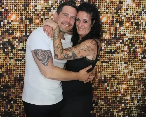 Una pareja se abraza y sonrie para fotoagrafiarse con el fotomaton | alquiler de fotomatones en Girona