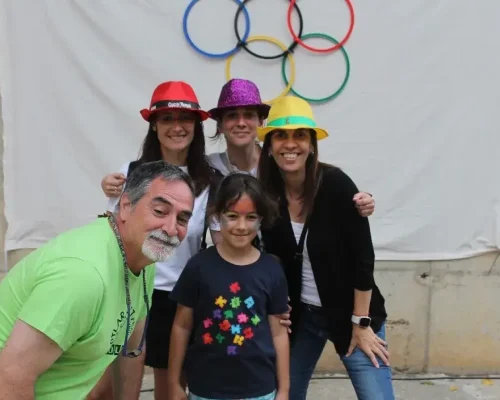 Una família posa davant d'un fotomató, abraçats i somrients | FOTOMATÓ COSTA BRAVA