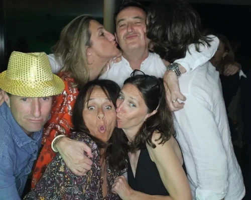 Una familia se abraza y besa para la foto | Fotomatón en Girona, Mataro y Figueres