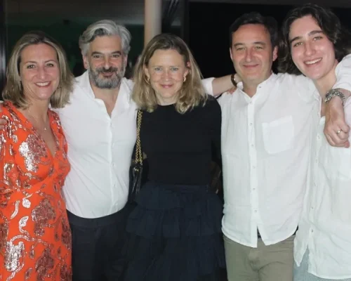 Una familia posando juntos durante un evento familiar | Fotomaton Costa Brava