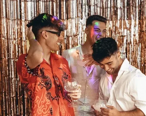 adolescentes celebrando en una fiesta de cumpleaños, posan frente a un fotomaton | alquiler de fotomatones